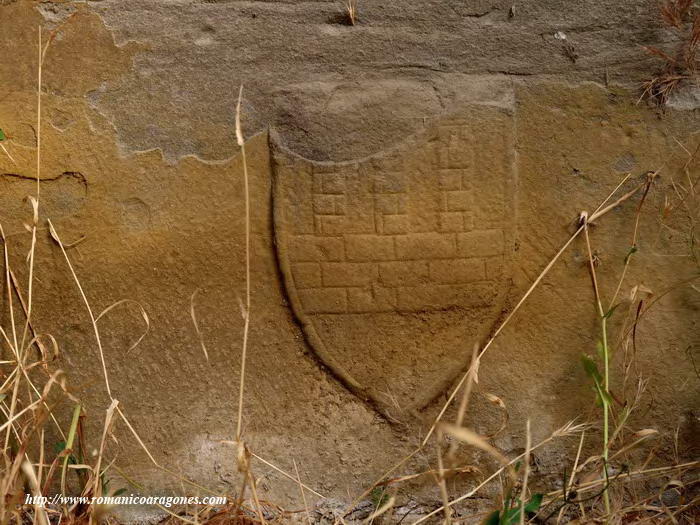 ESCUDO HERÁLDICO DE LOS MUR EN SARCÓFAGO DERECHO